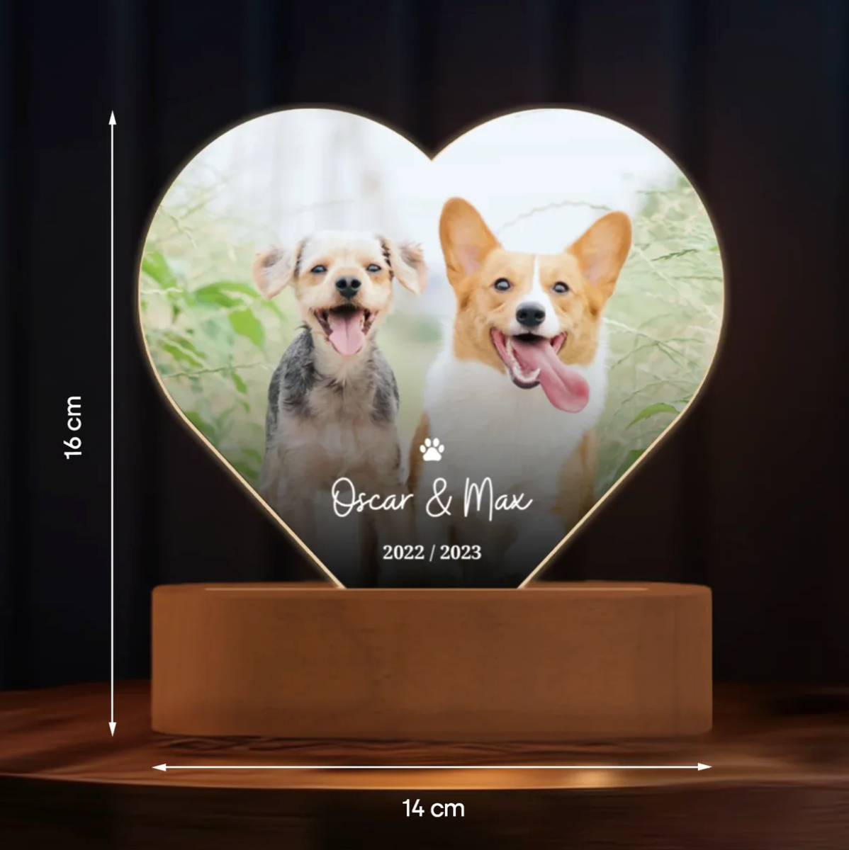 Luce notturna LED personalizzata a forma di cuore con foto di due cani su base in legno, 16 cm x 14 cm.