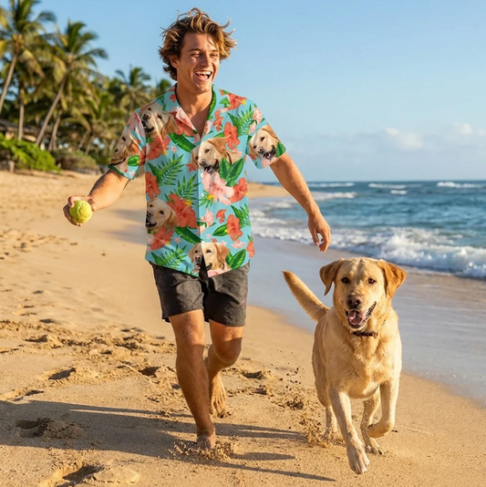 Uomo con camicia hawaiana personalizzata con un cane in spiaggia in una giornata di sole. Camicia con fiori e cani colorati.