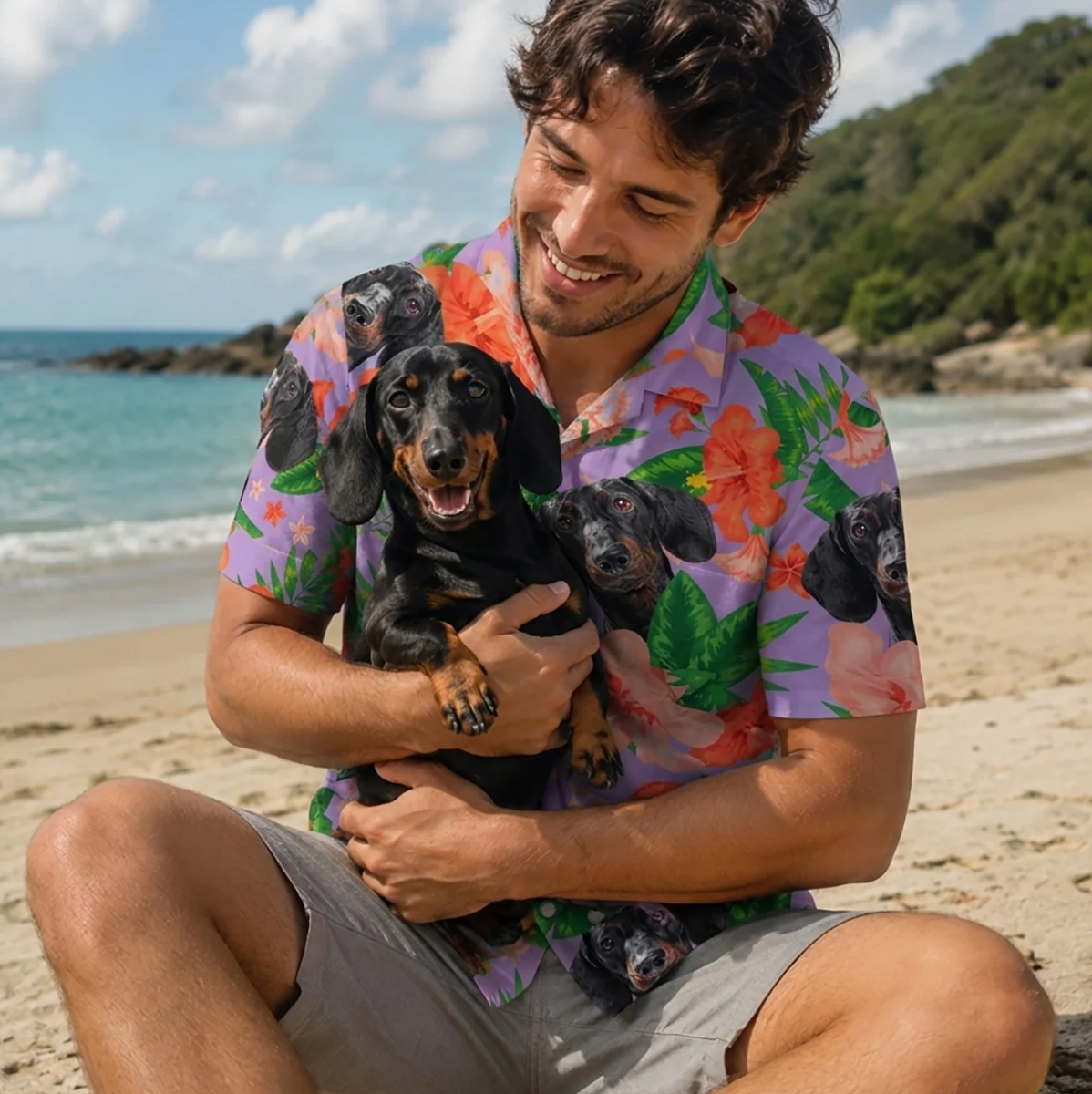 Uomo che tiene un cane e indossa una camicia hawaiana personalizzata con fantasia colorata in spiaggia.