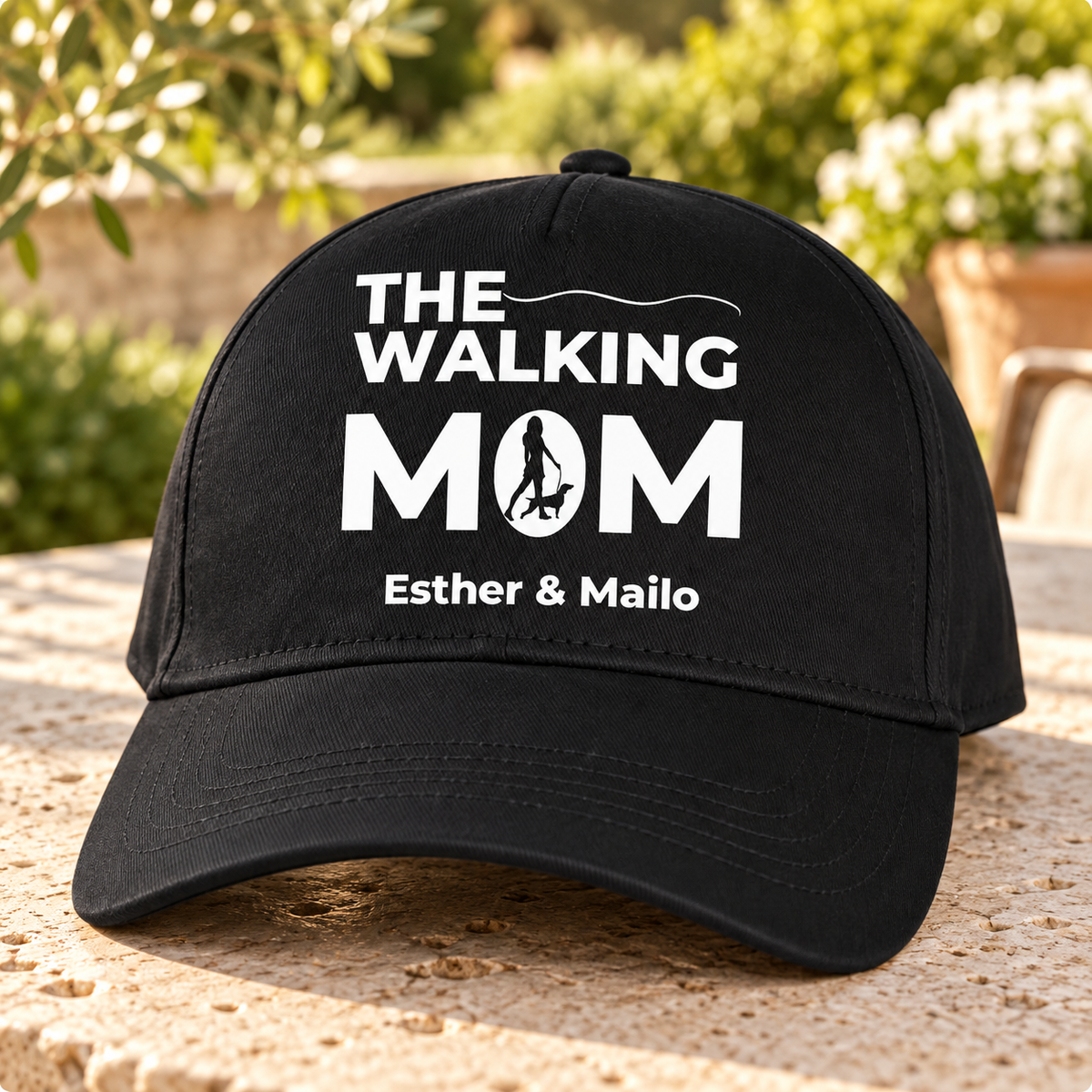 Cappellino nero con il testo “THE WALKING MOM” e i nomi personalizzati “Esther & Mailo”.