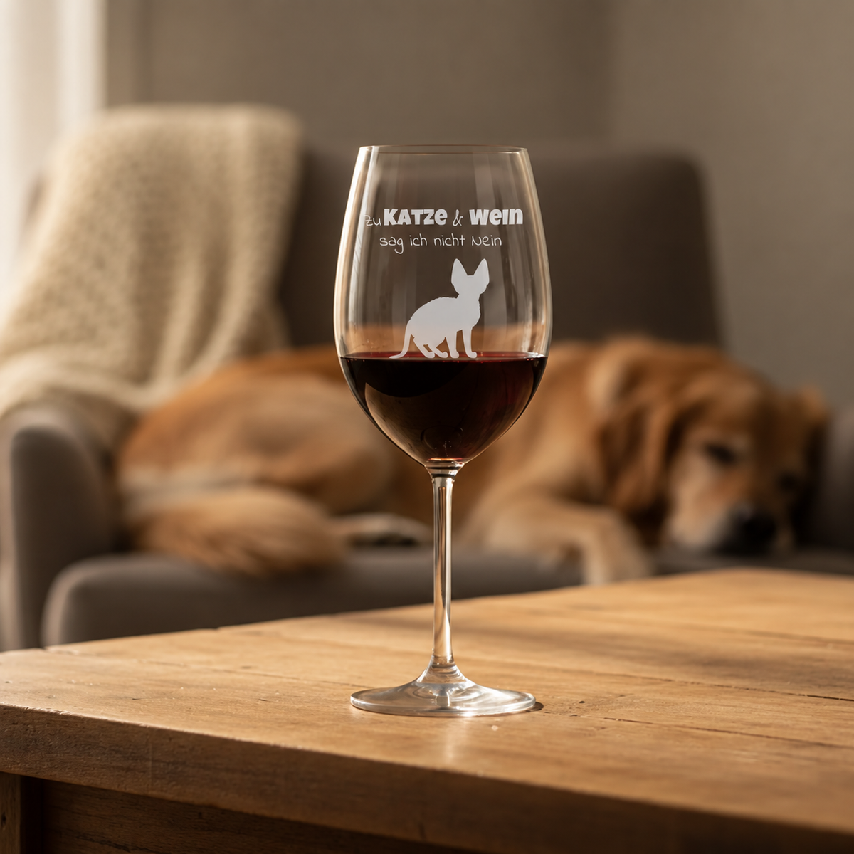 Bicchiere da vino personalizzato con frase incisa e gatto, riempito di vino rosso su un tavolo di legno.