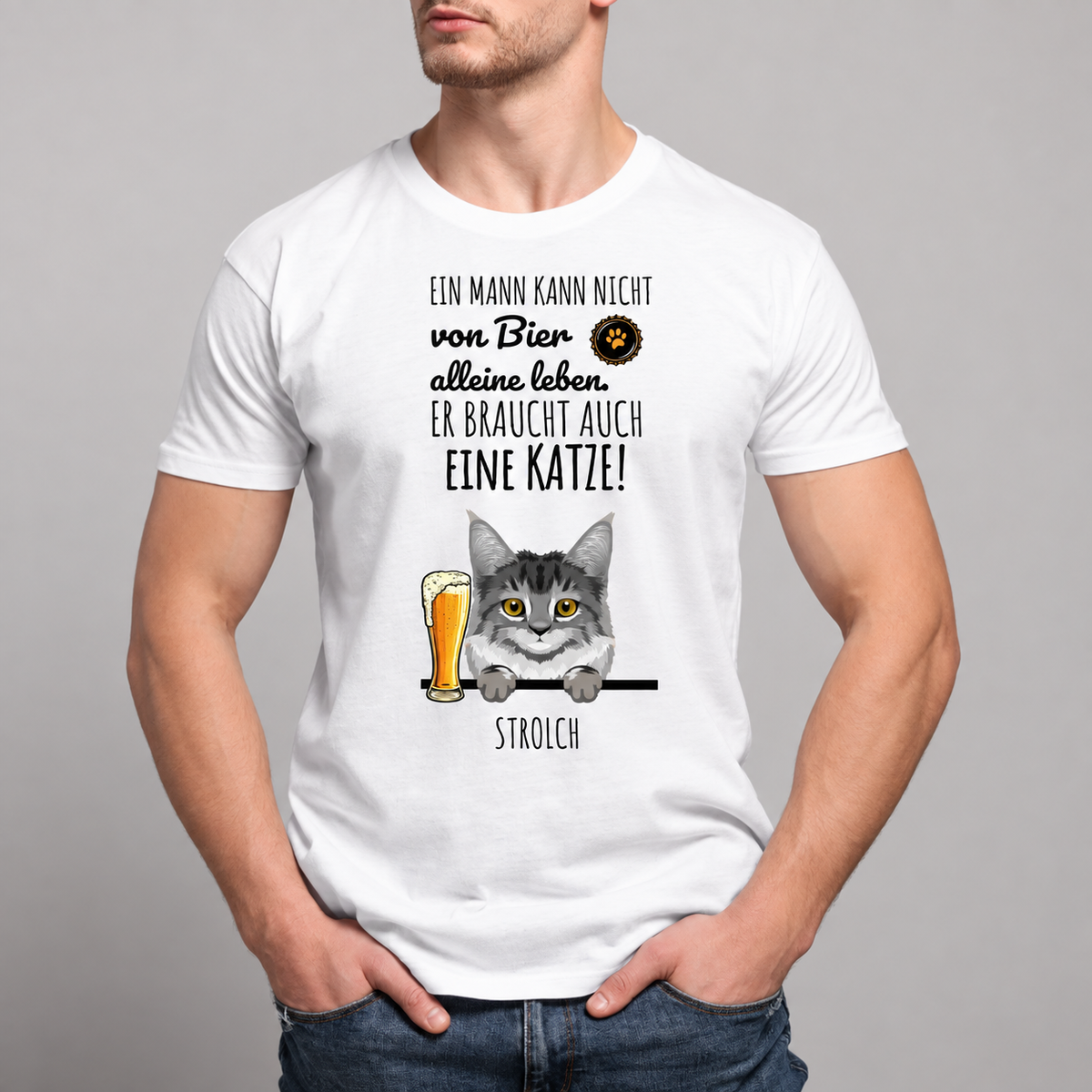 T-shirt bianca con frase stampata e illustrazione di un gatto e un bicchiere di birra.