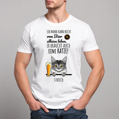 T-shirt bianca con frase stampata e illustrazione di un gatto e un bicchiere di birra.