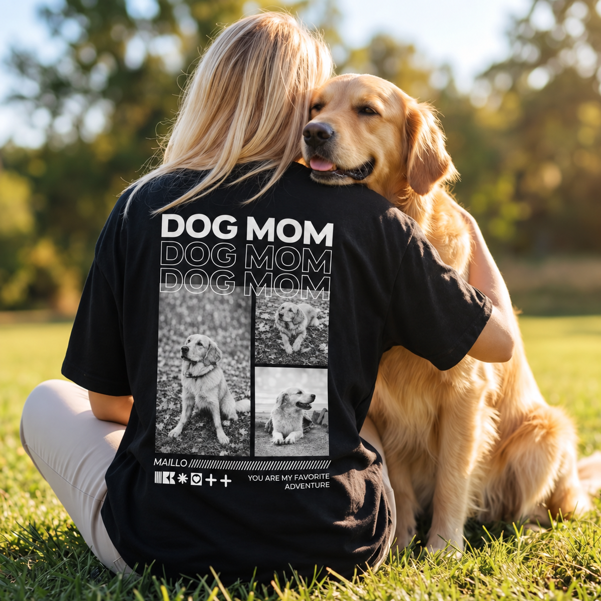 T-shirt nera con la scritta "DOG MOM" e foto di cani sul retro, indossata da una persona con un cane.