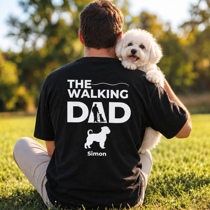 T-shirt nera con la scritta "The Walking Dad" e un motivo di cane, indossata da una persona all'aperto.