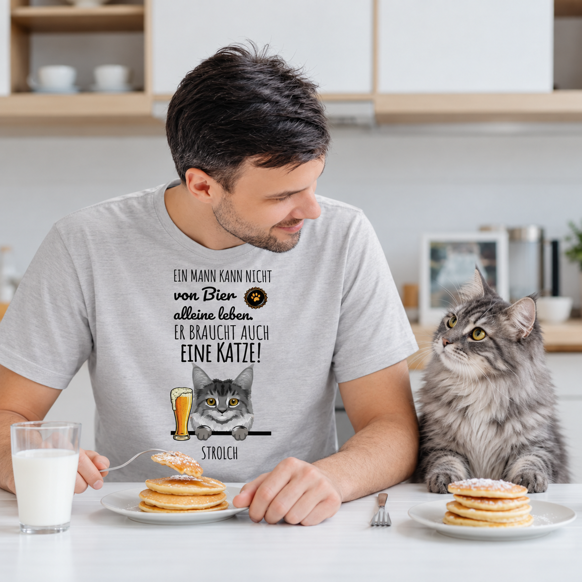 T-shirt grigia personalizzata con divertente design di gatto e frase sulla birra, indossata da un uomo a tavola.