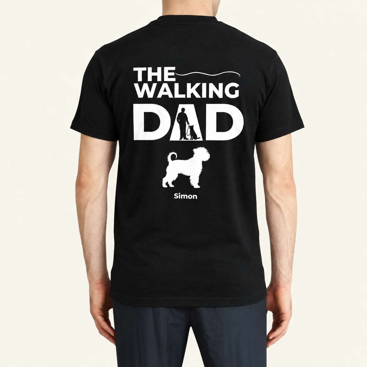 T-shirt nera con la scritta "THE WALKING DAD" e una silhouette di passeggiata col cane. Personalizzata con il nome Simon.