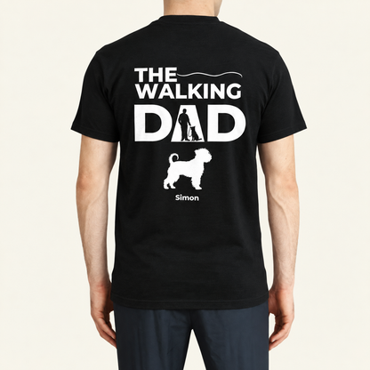 T-shirt nera con la scritta "THE WALKING DAD" e una silhouette di passeggiata col cane. Personalizzata con il nome Simon.