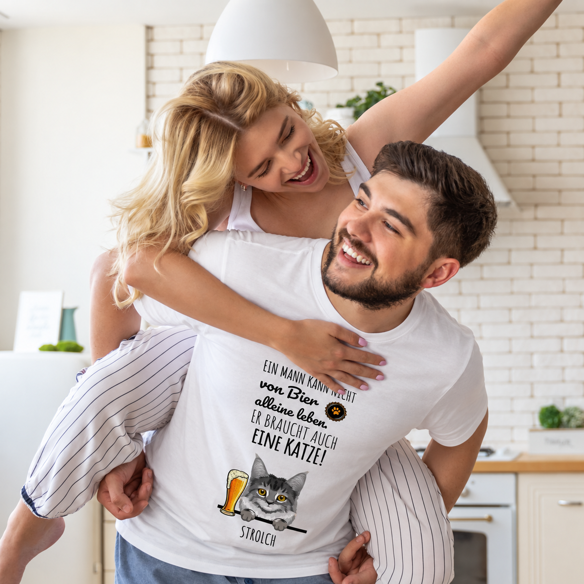T-shirt bianca con un gatto stampato e una frase su birra e gatti.