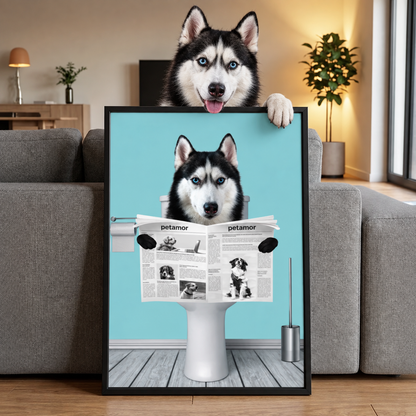 Poster personalizzato di un cane seduto sul water che legge il giornale. Cornice nera.
