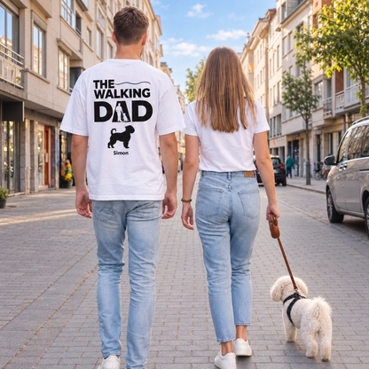 Persone di spalle con T-shirt personalizzate. La T-shirt grigia ha la scritta "The Walking Dad".