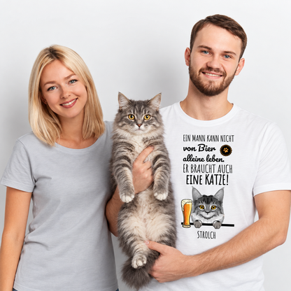 T-shirt bianca personalizzata con motivo di gatto e frase. Lui tiene un gatto, accanto una donna.