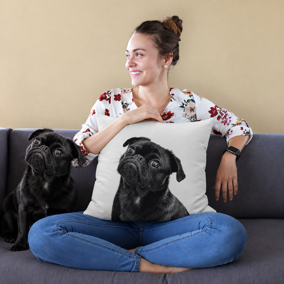 Cuscino personalizzabile con foto di un cane, donna seduta su un divano in abiti casual.