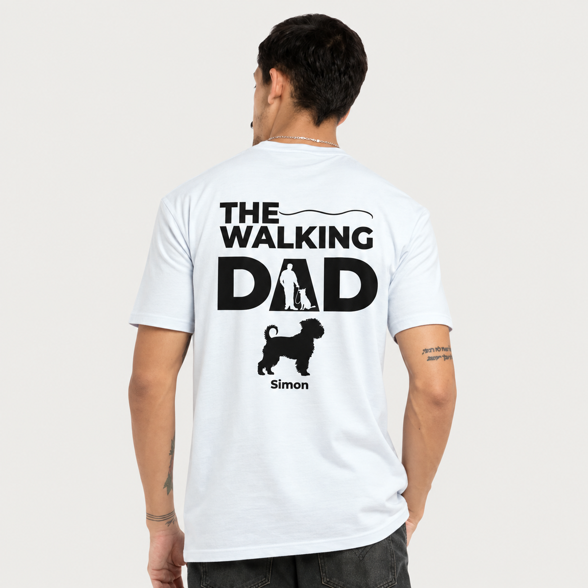 T-shirt azzurra con la scritta "THE WALKING DAD" e silhouette di persona e cane.
