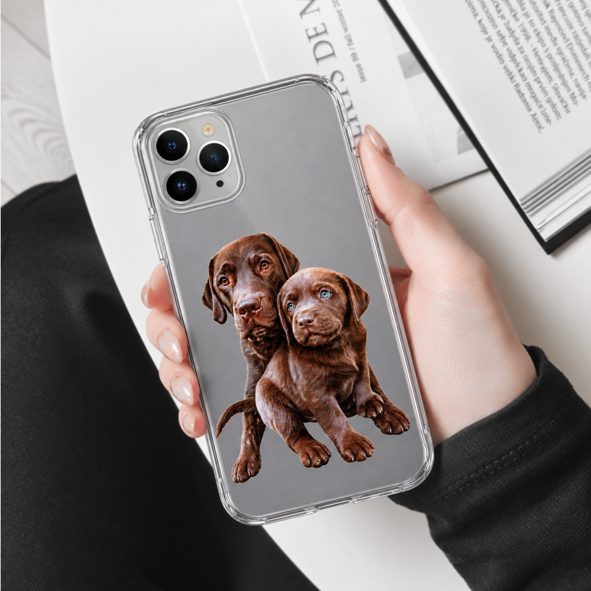 Cover per cellulare personalizzata con cuccioli marroni su sfondo chiaro.