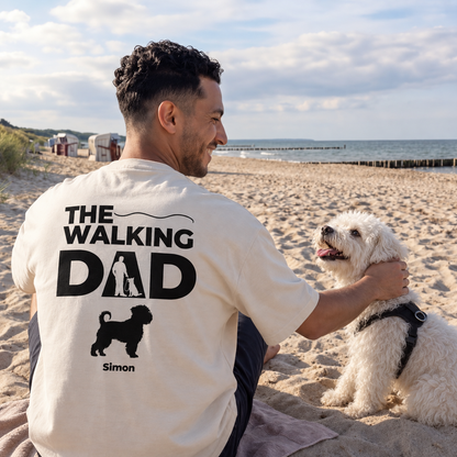 T-shirt beige personalizzata con stampa nera "THE WALKING DAD" e motivo di cane sul retro.