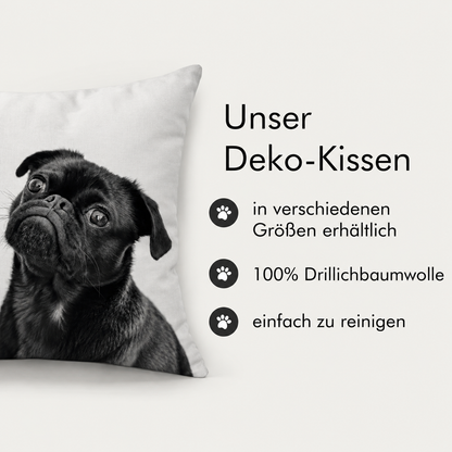 Cuscino nero con foto di un carlino, in 100% cotone drill, disponibile in diverse misure.