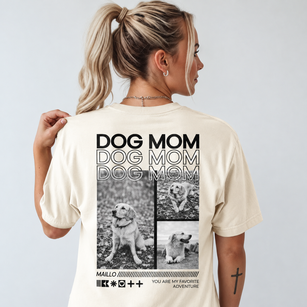 T-shirt beige con motivi di cani e scritta "DOG MOM" sul retro.