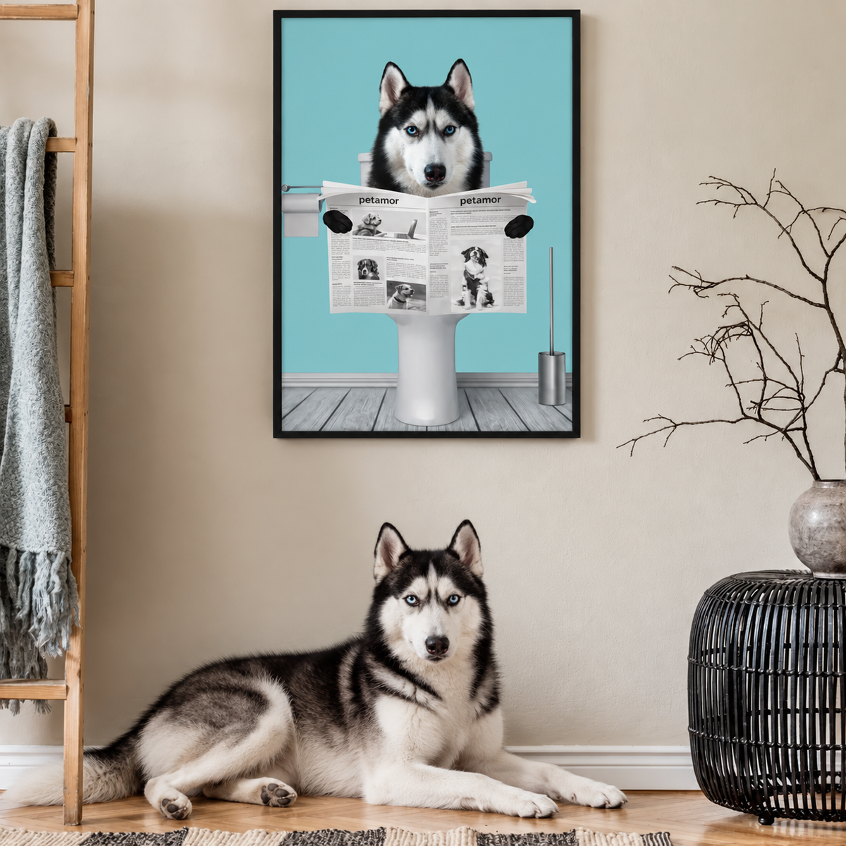 Husky seduto a terra davanti a un poster incorniciato di un cane che legge il giornale.