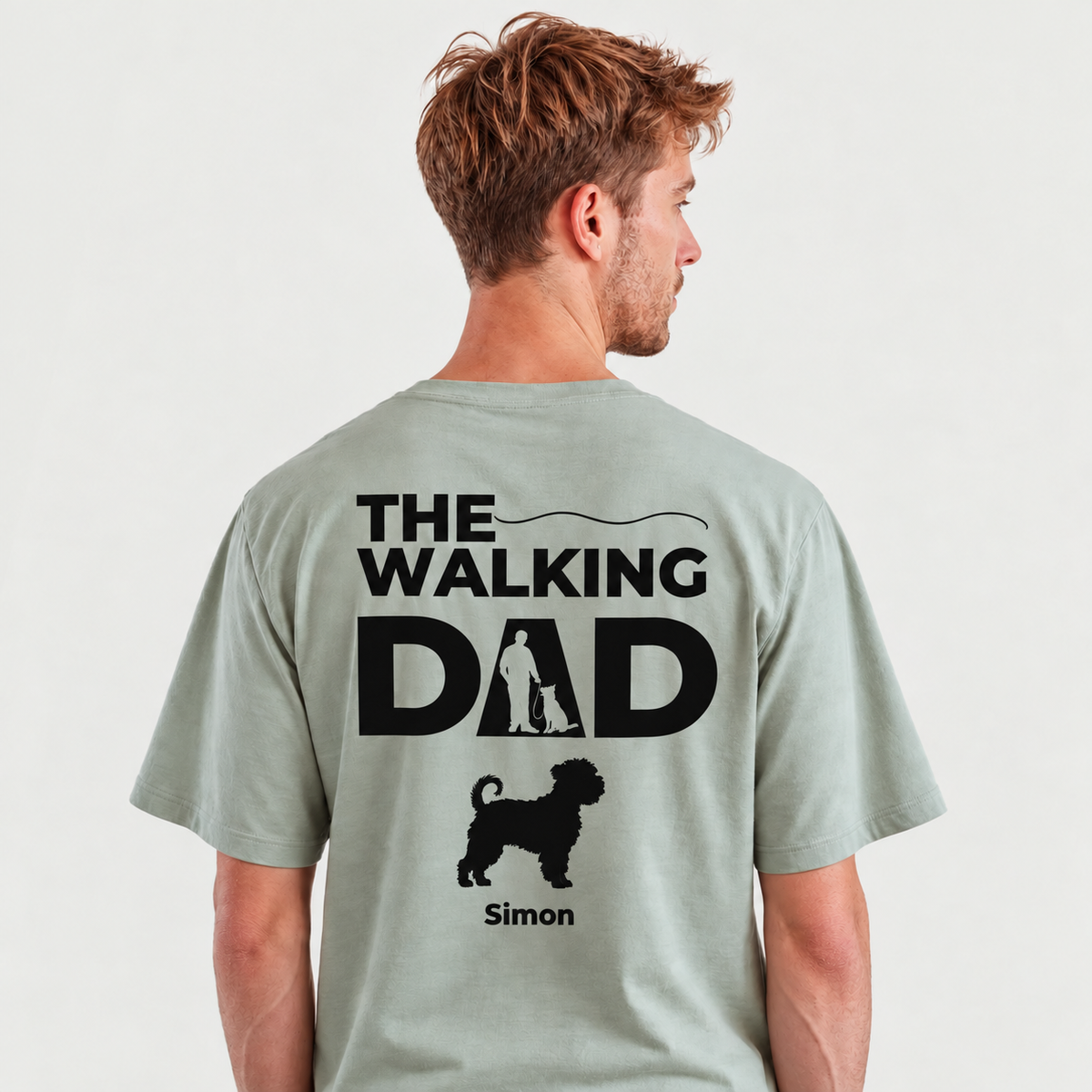 T-shirt verde chiaro personalizzata con la scritta "The Walking Dad" e motivo di cane sul retro.
