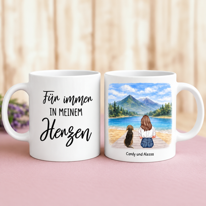 Tazza in ceramica bianca personalizzata con scritta e una donna con il suo cane in riva all'acqua.