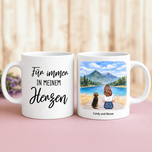 Tazza in ceramica bianca personalizzata con scritta e una donna con il suo cane in riva all'acqua.