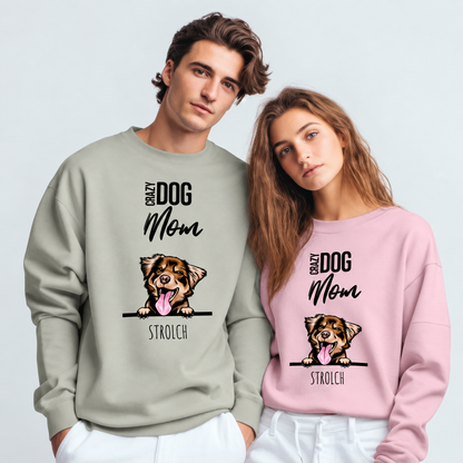 Due persone con felpe personalizzate grigia e rosa con ritratti di cani e la scritta "Crazy Dog Mom".
