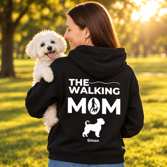 Felpa con cappuccio nera con la scritta "The Walking Mom", personalizzata con foto di cane e nome. Indossata da una donna all'aperto.