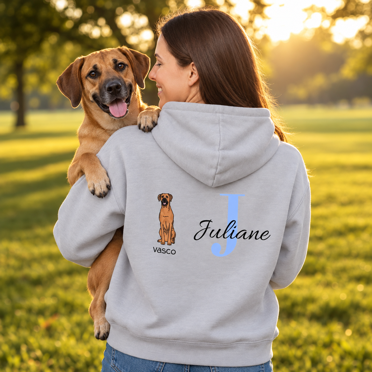 Felpa con cappuccio grigia con motivo di cane e iniziale "J", personalizzata per Juliane. Cane seduto sulla spalla.