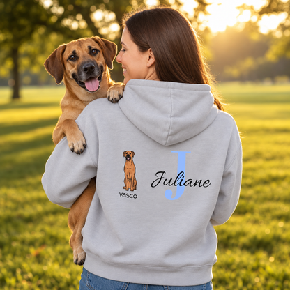Felpa con cappuccio grigia con motivo di cane e iniziale "J", personalizzata per Juliane. Cane seduto sulla spalla.