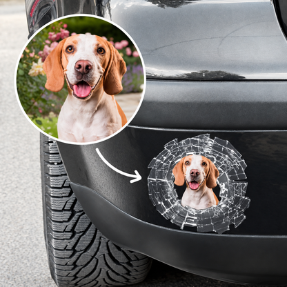 Adesivo per auto personalizzato con motivo di cane su sfondo nero con design a vetro rotto.