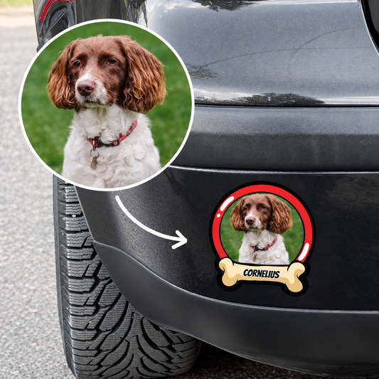 Adesivo per auto personalizzato con foto di cane e nome, sul retro di un veicolo nero.