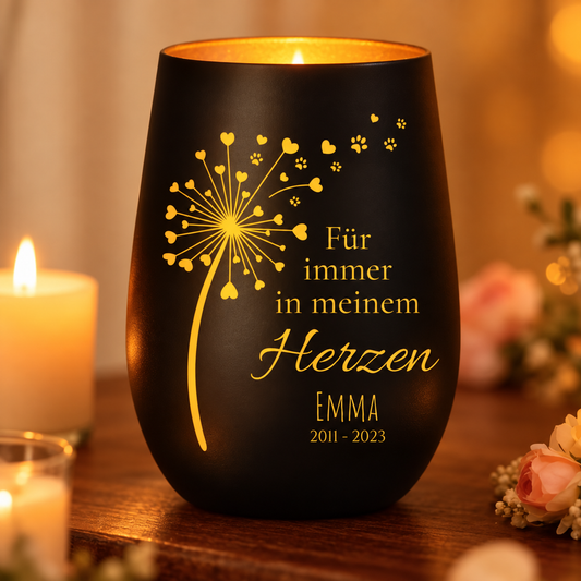Candela commemorativa nera personalizzata con scritta dorata e cuori.