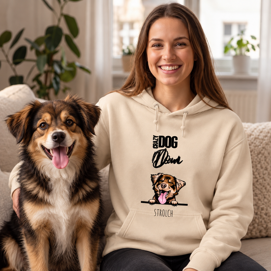 Felpa con cappuccio beige con stampa per genitori di animali, donna seduta con cane su un divano.