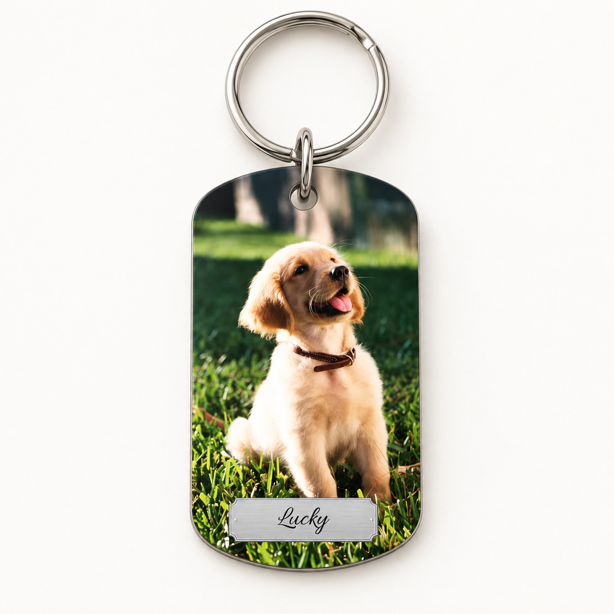 Portachiavi personalizzato con foto di un cane e nome inciso su superficie argentata.