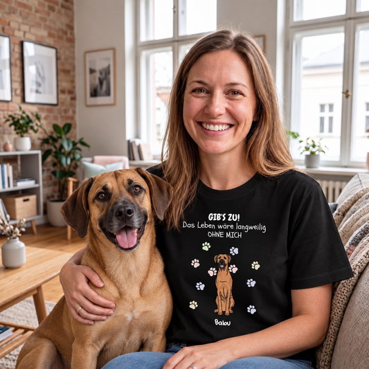 T-shirt nera con la scritta "Das Leben wäre langweilig OHNE MICH" e motivo di cane, indossata da una donna sorridente.