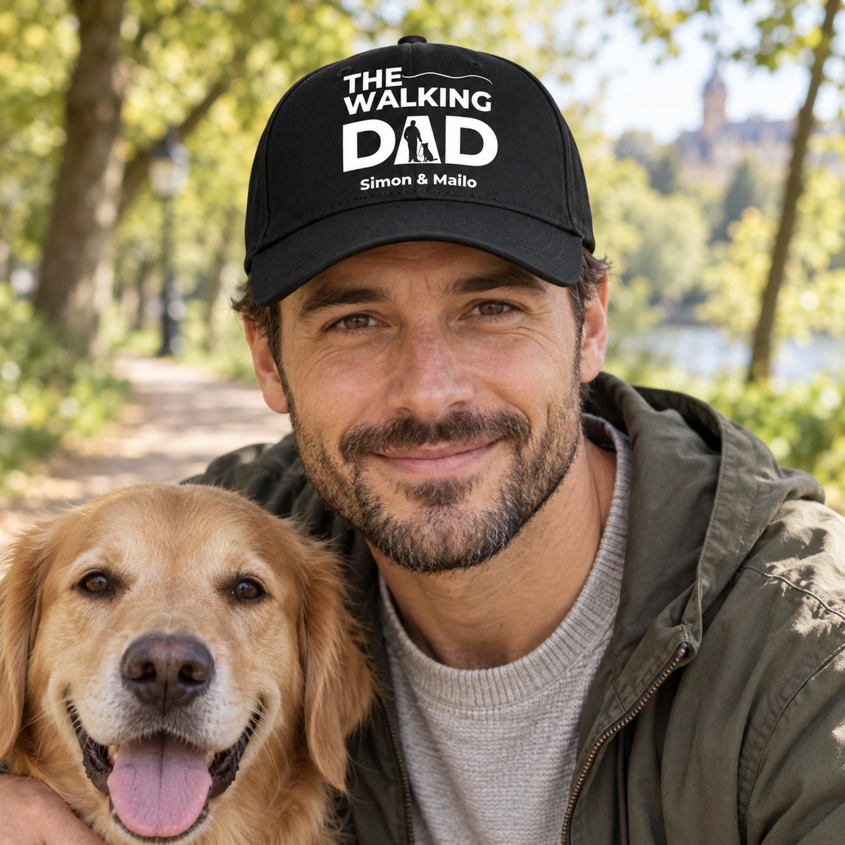Cappellino nero con stampa “THE WALKING DAD” e nomi personalizzati, con un uomo e un cane.