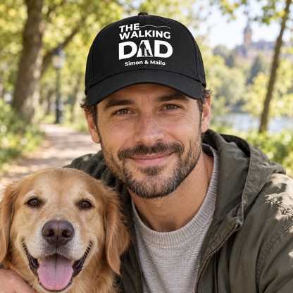 Cappellino nero con stampa “THE WALKING DAD” e nomi personalizzati, con un uomo e un cane.