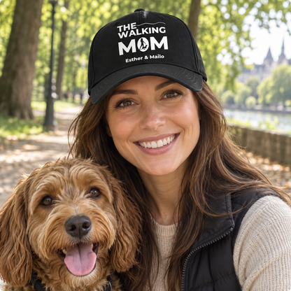 Cappellino nero personalizzato con stampa “THE WALKING MOM” e i nomi “Esther & Mailo”.