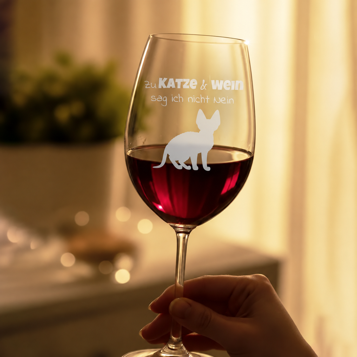 Bicchiere da vino personalizzato con scritta incisa e motivo di gatto, riempito di vino rosso.