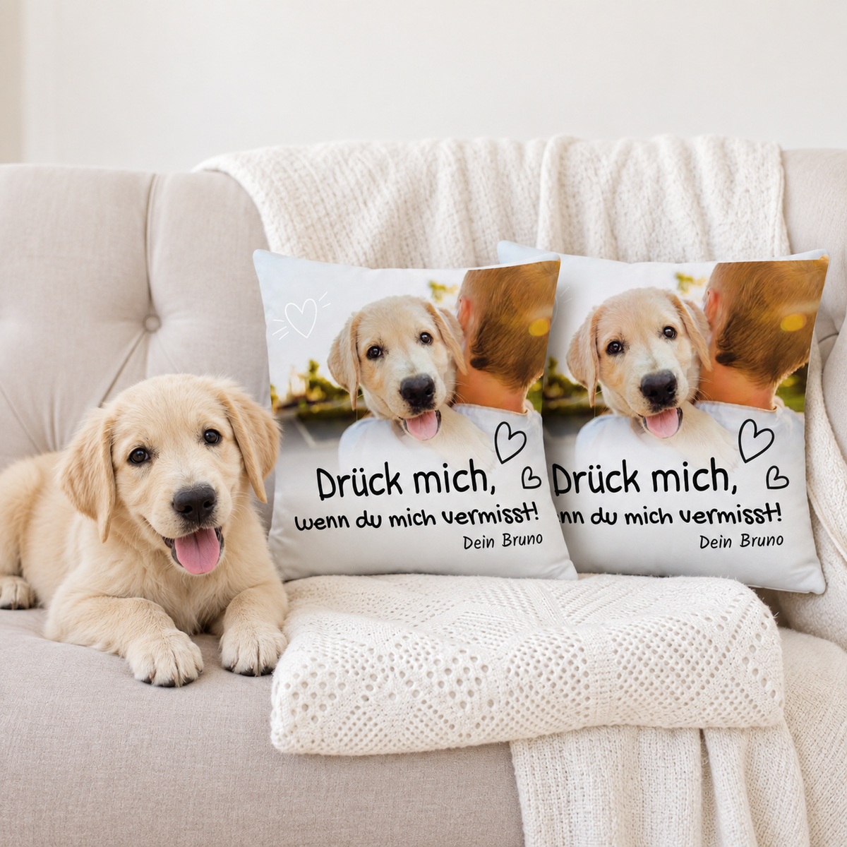 Due cuscini personalizzati con testo stampato e foto di cane, su un divano chiaro.