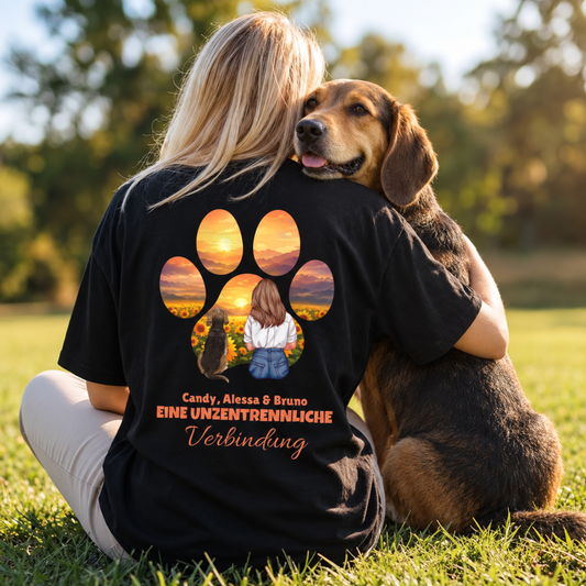T-shirt nera con illustrazione di una donna e un cane circondati da girasoli e il testo "Eine unzertrennliche Verbindung".