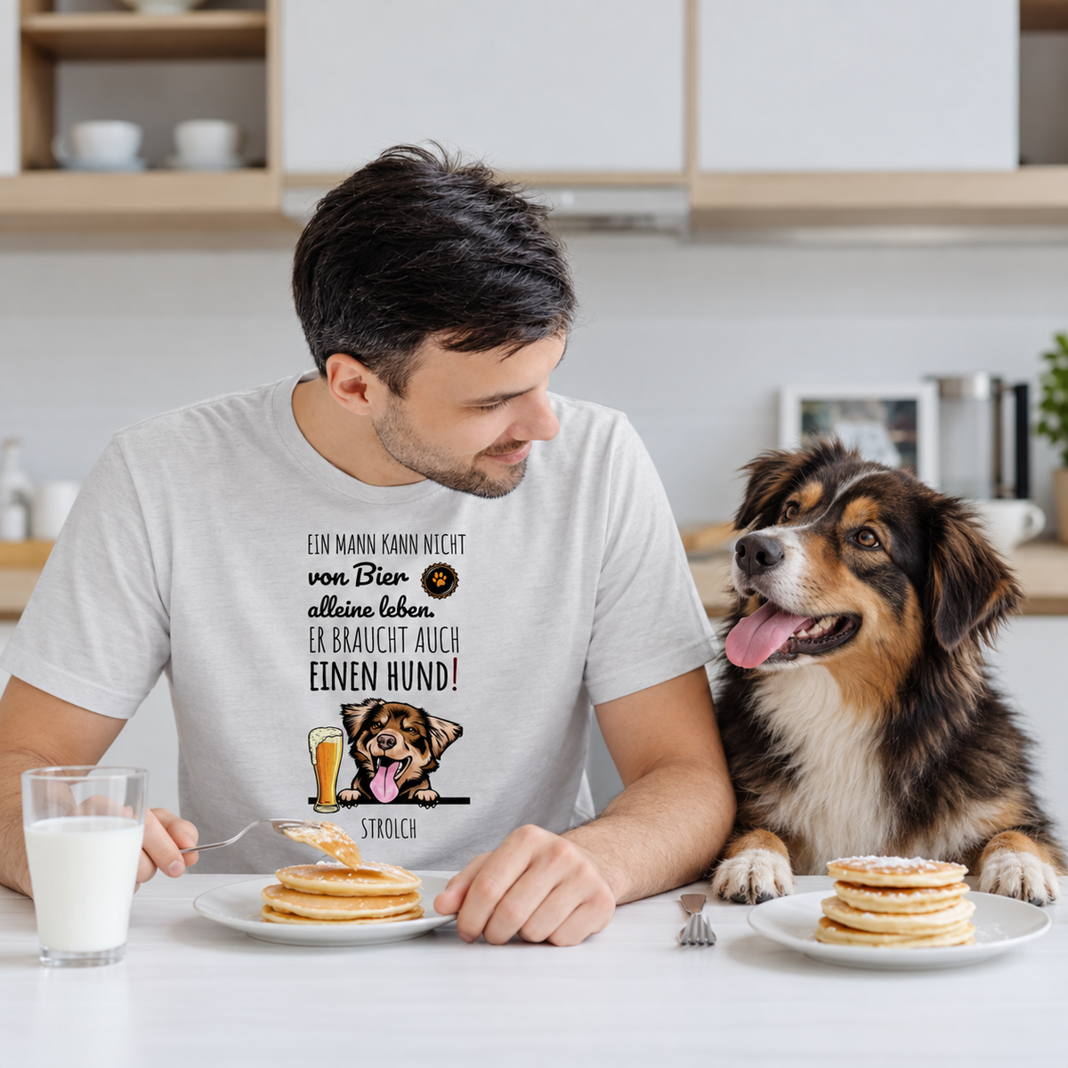 T-shirt grigio chiaro personalizzata con scritta su birra e cani, uomo a tavola con pancake e cane.