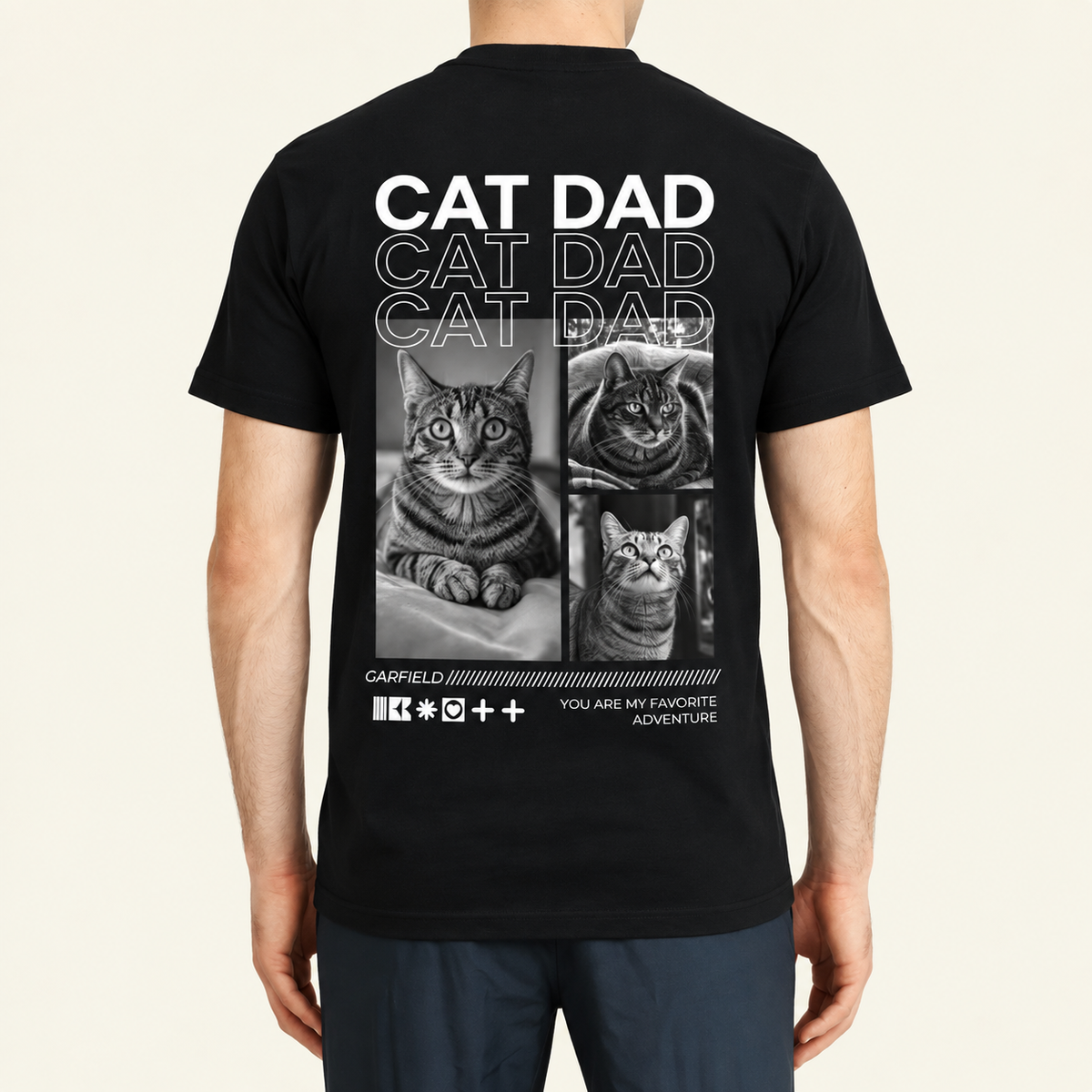 T-shirt nera con la scritta "Cat Dad" e foto di gatti sul retro.