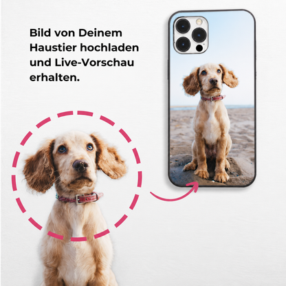 Cover per cellulare personalizzata con foto di un cocker spaniel in spiaggia. Cover in materiale nero.