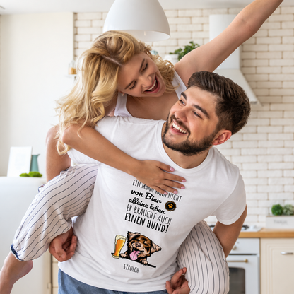 T-shirt bianca con stampa divertente, scritta e illustrazione di cane, indossata da una coppia sorridente.