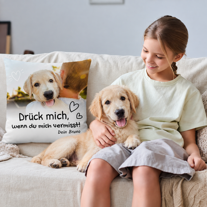 Cuscino beige personalizzato con stampa e foto di cane, su un divano con una ragazza e un cane.