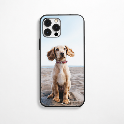 Cover per cellulare personalizzata con foto di un cane su una spiaggia, bordo nero, per smartphone.