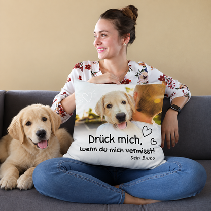 Cuscino personalizzabile colorato con stampa e foto di un cane, sul divano.