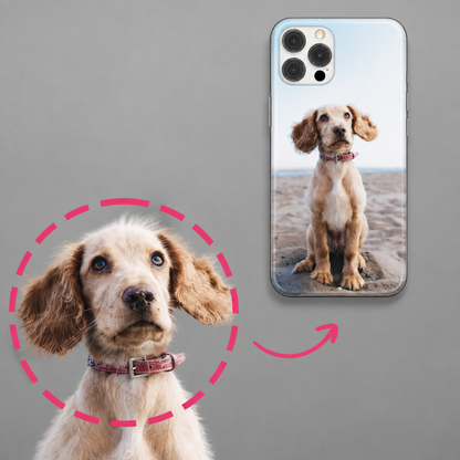 Cover per cellulare personalizzata con foto di un cane, su uno smartphone.